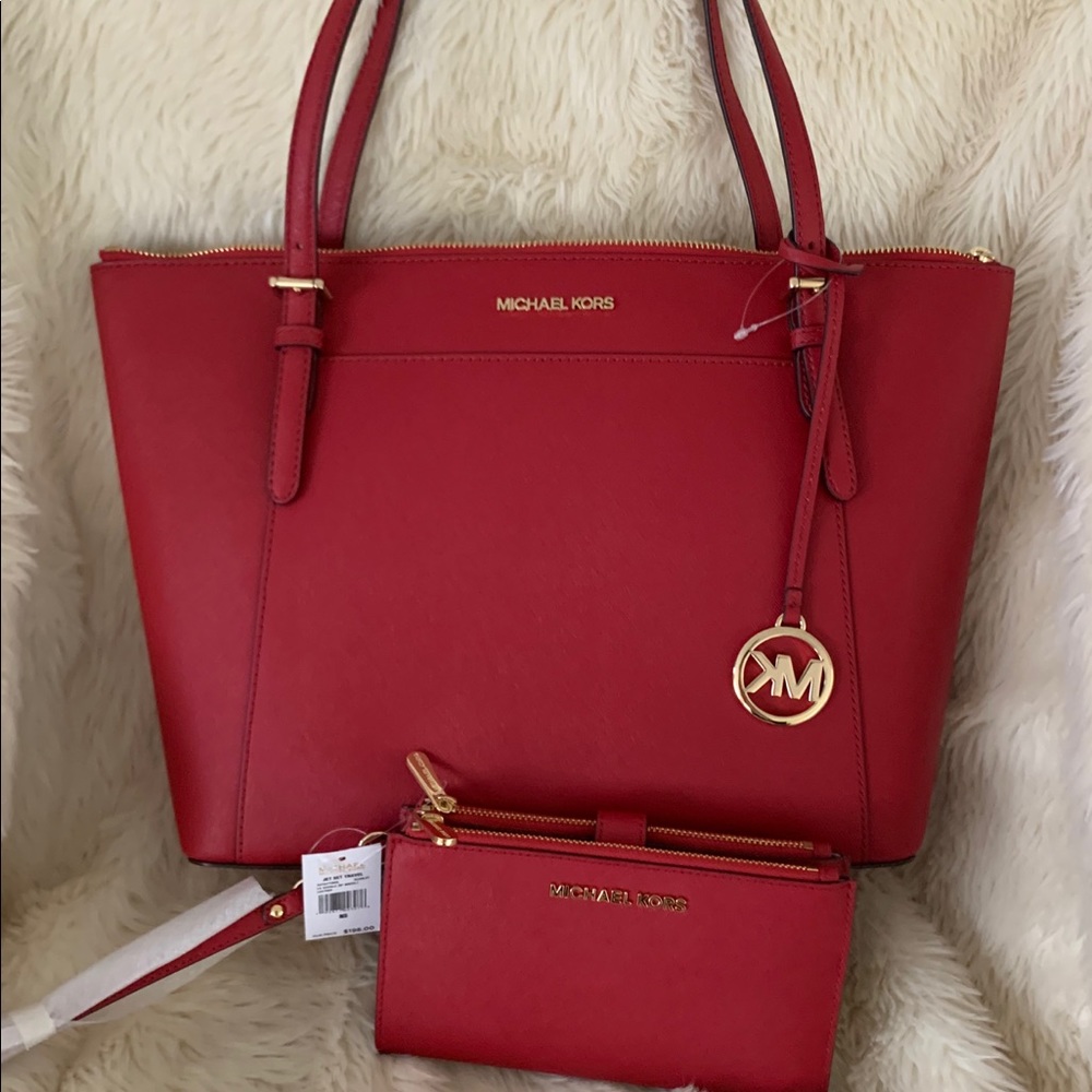 MICHAEL KORS TOTE & WRISTLET. SCARLET. NWT… - Picture 5 of 16